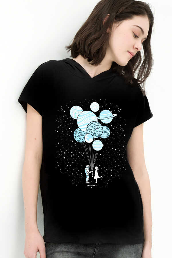 Balon Gezegenler Siyah Kapşonlu Kısa Kollu Kadın T-shirt