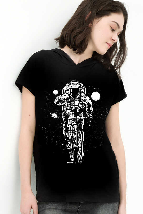Bisikletli Astronot Siyah Kapşonlu Kısa Kollu Kadın T-shirt