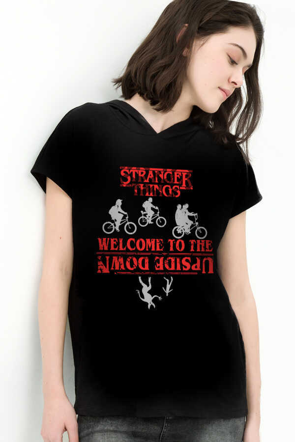 Bisikletli Stranger Things Siyah Kapşonlu Kısa Kollu Kadın T-shirt