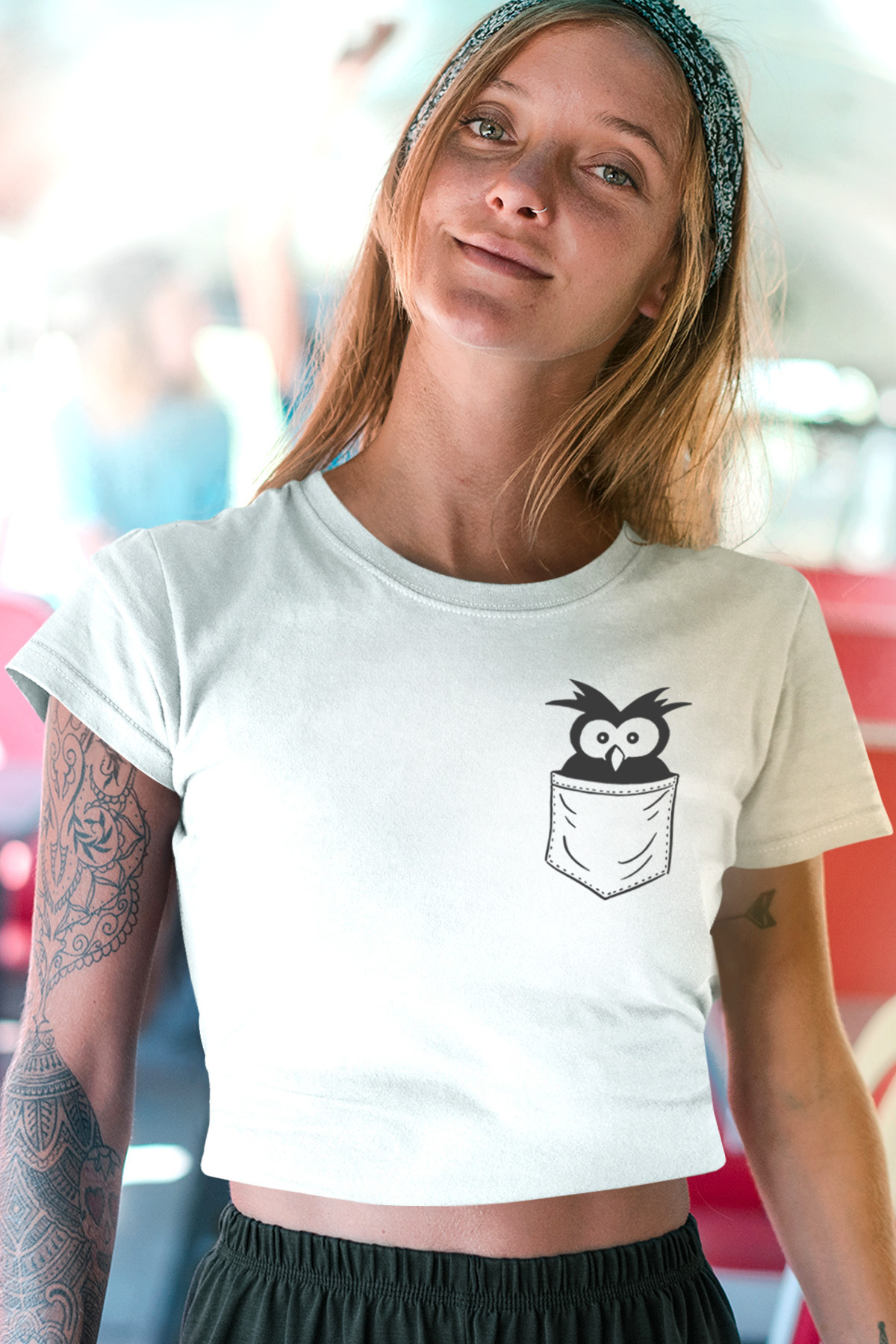Cepte Şaşkın Kuş Beyaz Kısa, Kesik Crop Top Kadın T-shirt