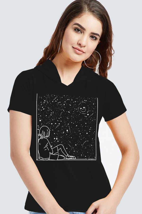 Evrensel Gülüş Siyah Kapşonlu Kısa Kollu Kadın T-shirt