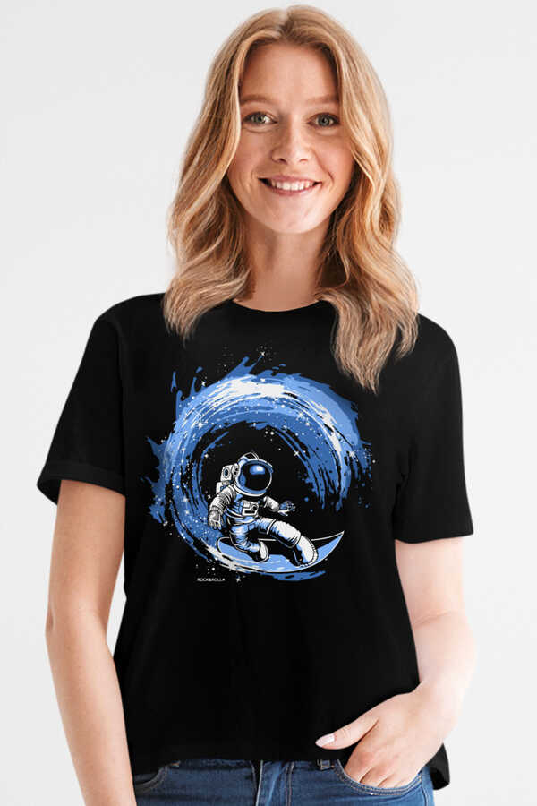 Galaktik Sörfcü Siyah Kısa Kollu Kadın T-shirt