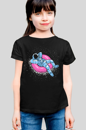 Havuzda Astronot Siyah Kısa Kollu Çocuk T-shirt - Thumbnail