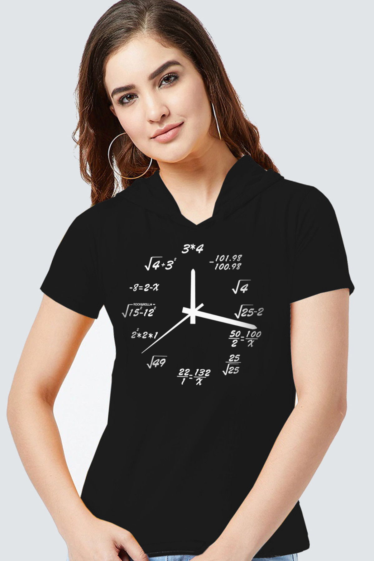 Saat Kaç Siyah Kapşonlu Kısa Kollu Kadın T-shirt