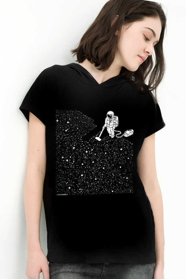 Süpürgeli Astronot Siyah Kapşonlu Kısa Kollu Kadın T-shirt