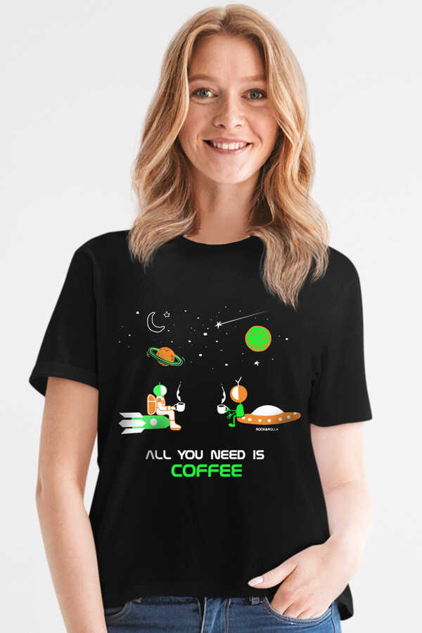 Uzayda Kahve Siyah Kısa Kollu Kadın T-shirt