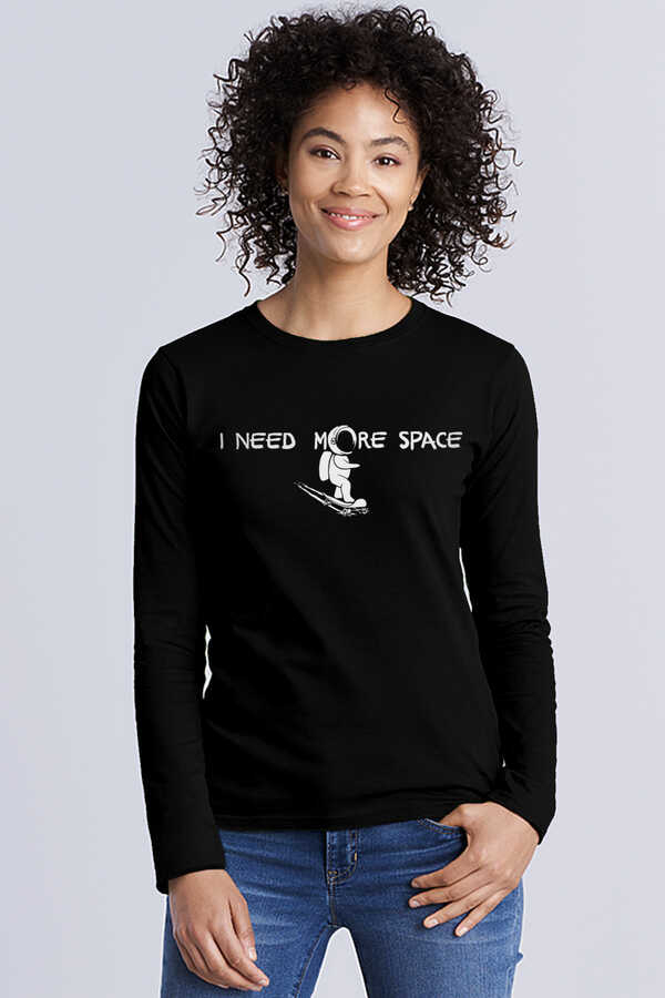 Uzayda Kaykay Siyah Bisiklet Yaka Uzun Kollu Penye Kadın T-shirt