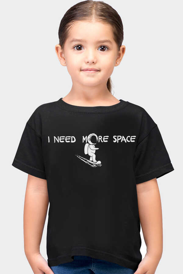 Uzayda Kaykay Siyah Kısa Kollu Çocuk T-shirt