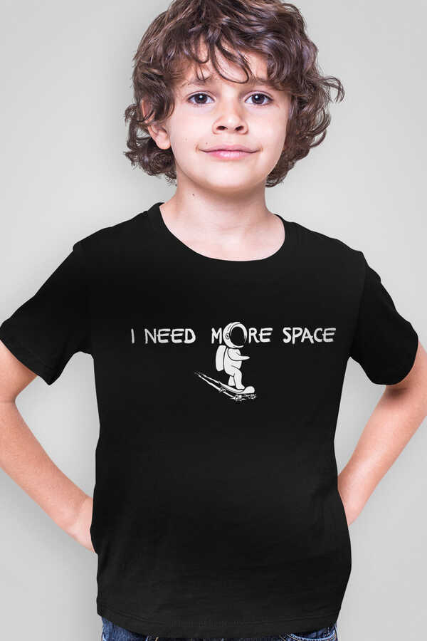 Uzayda Kaykay Siyah Kısa Kollu Çocuk T-shirt