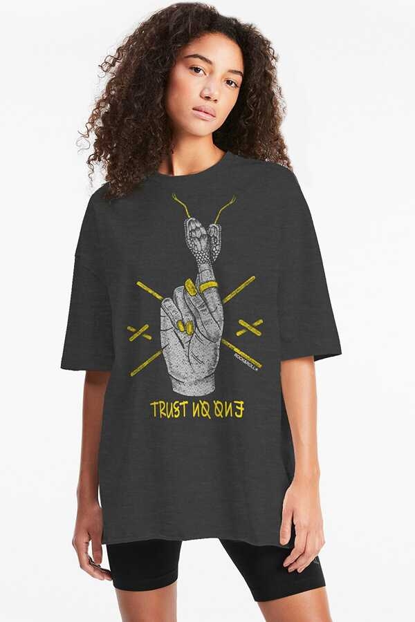 Yılan Parmaklar Antrasit Oversize Kısa Kollu Kadın T-shirt